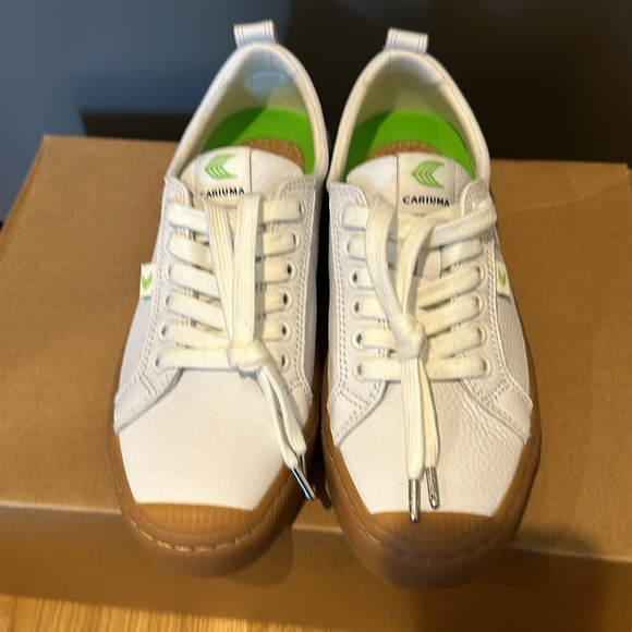 Cariuma sneakers- never worn - Picture 3 of 3